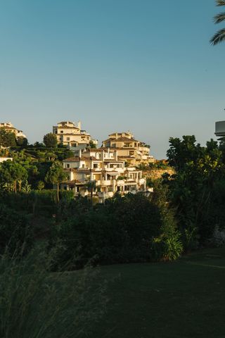 Apartamento planta baja en alquiler en El Madroñal, Benahavis - Photo 3