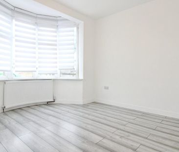 4 bedroom semi-detached house to rent - Photo 2