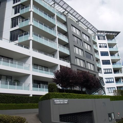 Newmarket - 2 bedrooms - 2 Carparks - Excellent Recreational Facilities - Photo 1