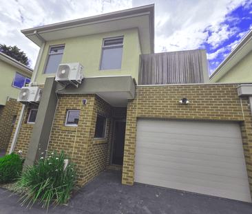 Stylish, Light-Filled Townhouse in Prime Location - Photo 2
