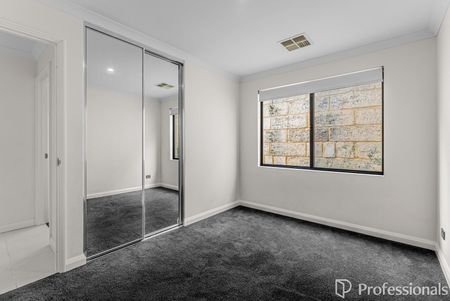 Modern comfort with room for everyone! - Photo 3