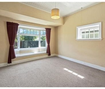 Large Character Four Bedroom Home – Ideal for Students. - Photo 4