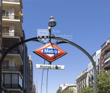 Newly renovated apartment in José Abascal - Photo 3