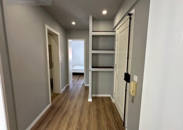 Ótimo apartamento mobilado, situado em zona de comércio, totalmente remodelado.