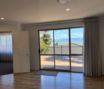 Modern 3 bedroom + study & stunning sea view - Photo 2