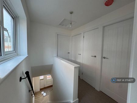 3 bedroom semi-detached house to rent - Photo 4