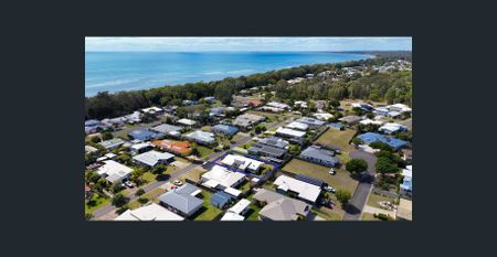 Low Set 4 Bedroom Home - So Close to the Beach! ☀️ - Photo 3