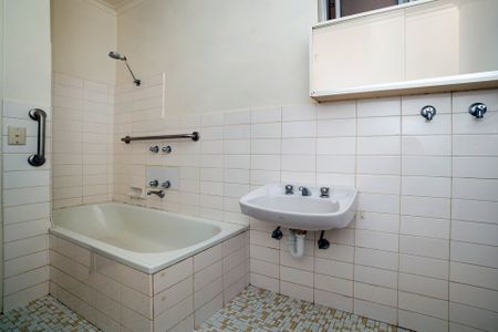 Roomy One Bedroom Apartment! - Photo 3