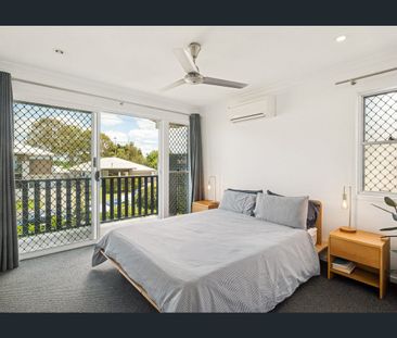 FREESTANDING MODERN TOWNHOUSE IN SMALL NUNDAH COMPLEX - Photo 5