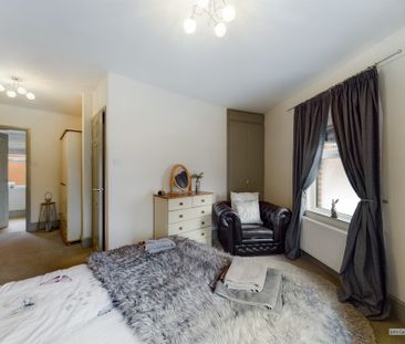 2 bedroom mid terrace to let - Photo 5
