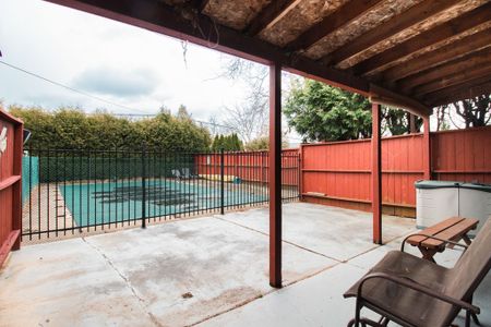 40 Duncan Dr, St. Catharines - 4 Bedroom Home with In-Ground Pool - Photo 4
