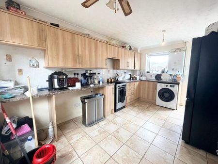3 bedroom semi-detached house to rent - Photo 5
