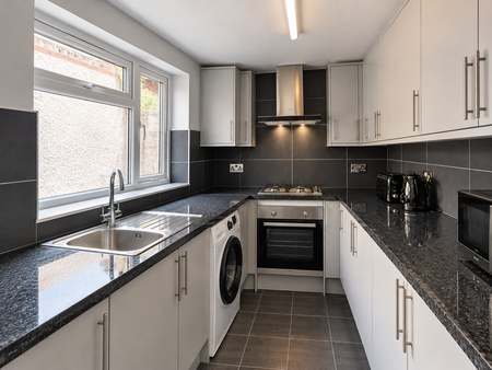 1 bedroom in a house share to rent - Photo 2
