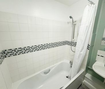 Falkners Close, Fleet - Photo 2