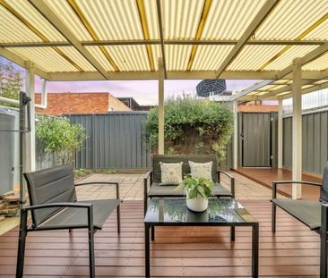 Stylish three bedroom residence, large and energy efficient - Photo 2