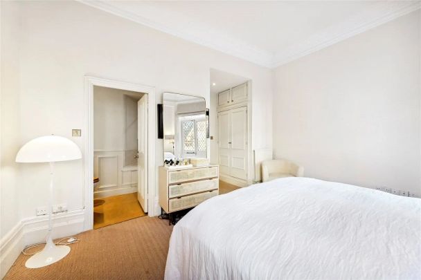 2 bedroom flat in South Kensington - Photo 1