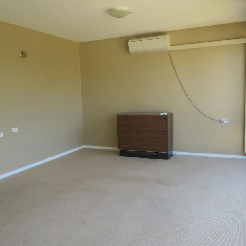 THREE BEDROOM TOWNHOUSE! - Photo 1