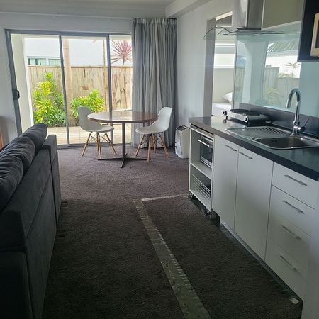 Modern, Comfortable, private, one bedroom - Photo 4
