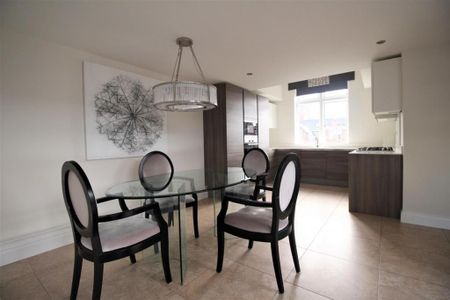 3 bedroom flat to rent - Photo 4