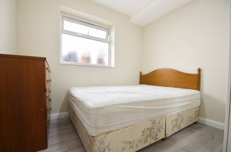 2 bedroom Ground floor flat to rent - Photo 2