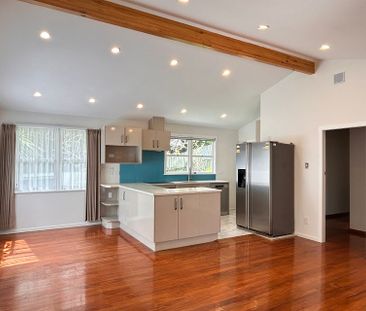 Spacious 5BR Hillcrest Haven w/ Views - Photo 1