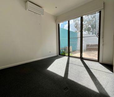 5/2 Gibson Street, Caulfield East VIC 3145 - Townhouse For Rent | D... - Photo 2