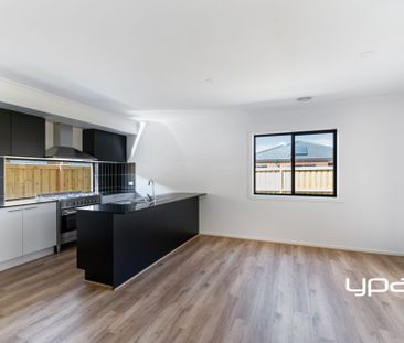 Modern Home in perfect Location. - Photo 2