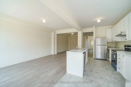 Condo Townhouse For Lease | E9014239 - Photo 4