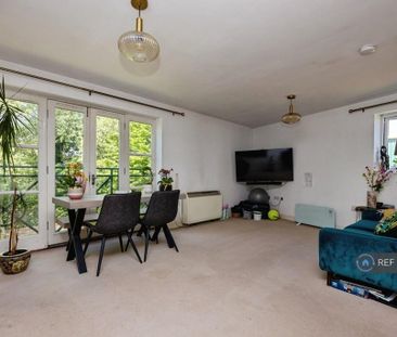2 bedroom flat to rent - Photo 2
