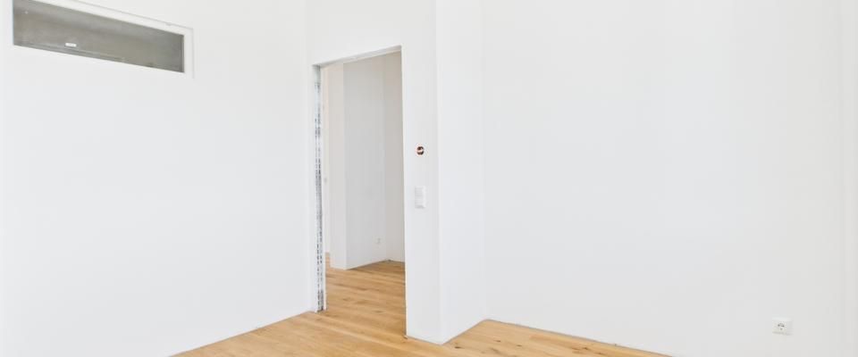 Erstbezug nach Kernsanierung! | moderne Wohnung mit Balkon und Küche ab 01.11. - Photo 1