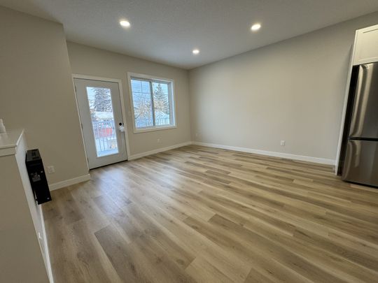 Brand New 3 Bedroom Triplex - Ready for it's First Tenants!! - Photo 1