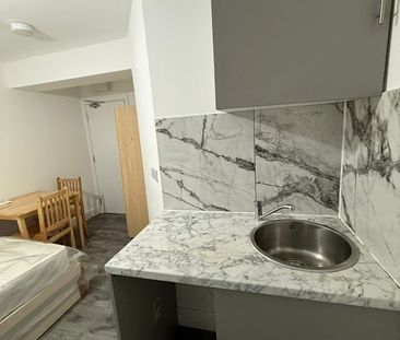 Studio Flat, High Road, IG1 - Photo 3