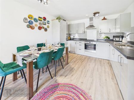 2 bedroom ground floor flat to rent - Photo 3