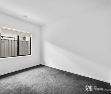 Beautiful 4 Bedroom in the heart of Strathtulloh - Photo 4