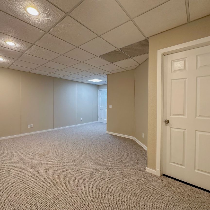 Modern 3 Bedroom Townhouse In Panatella | Garage | Fireplace - Photo 1