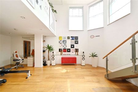 Experience a one-of-a-kind short-term rental in this stunning 4-bedroom home  a former pub transformed into a characterful and spacious residence. Brimming with period charm. - Photo 3