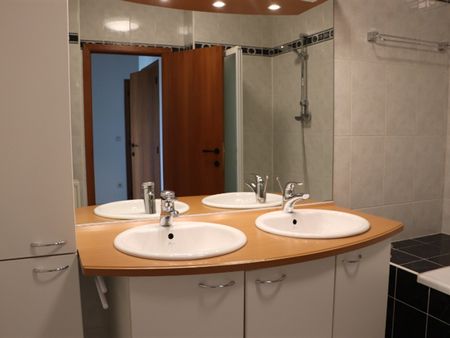 Zéér verzorgd & instapklaar appartement op 2deV met 2 SLK, terras & 2 ondergrondse autostaanplaatsen - Foto 4