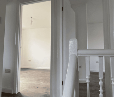 Home Gardens, Dagenham, RM10 - Photo 4