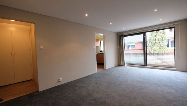 $800 Another Premium Result by Costa Kaparos - Top Floor Apartment in Prime Kensington Location - Photo 1