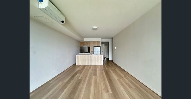 Furnished, Modern two bedroom apartment with parking - Photo 1