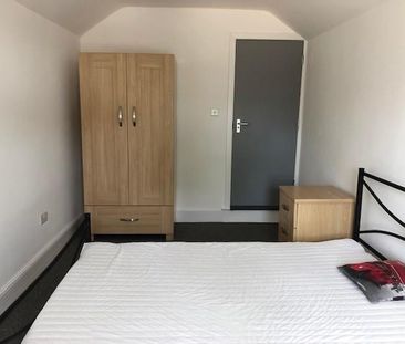 1 bedroom in a house share to rent - Photo 4