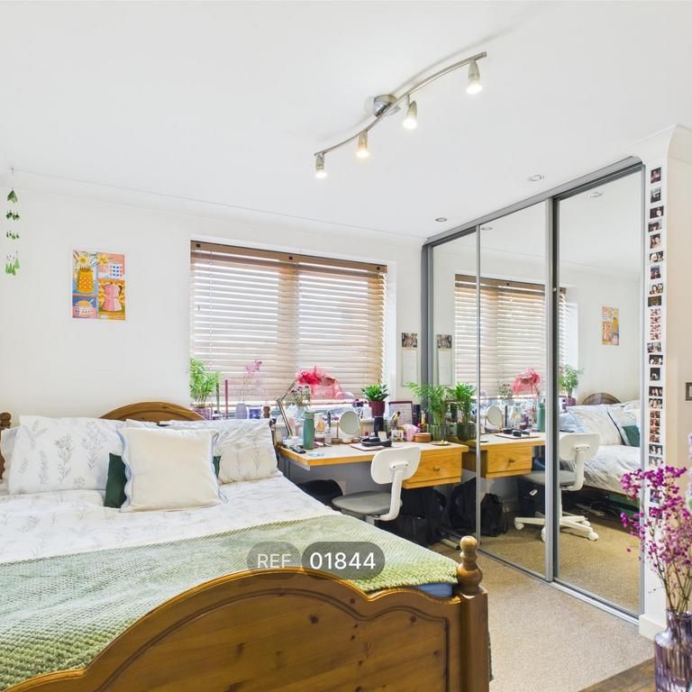 3 bedroom flat to rent - Photo 1