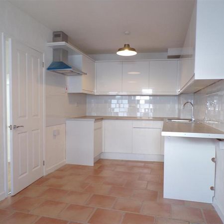 3 bedroom mews to rent - Photo 3