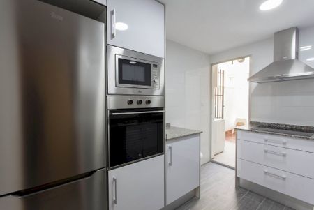 Bright room in Avenida de la Constitución - Photo 3