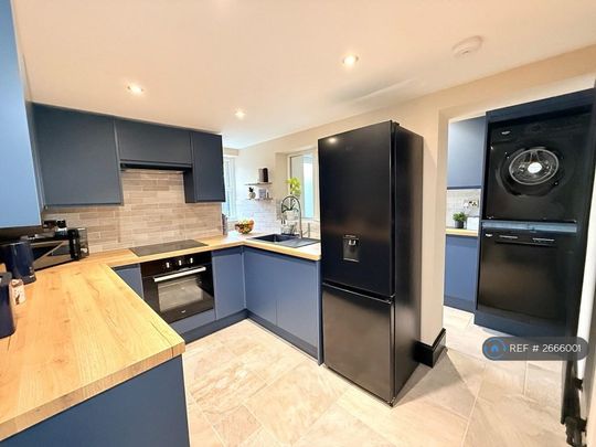 1 bedroom in a house share to rent - Photo 1