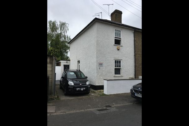 3 Bed Semi-Detached House, Albion Road, TW3 - Photo 1