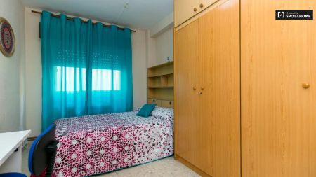Double bed in Room in a shared 4-bedroom apartment for rent in Centro-Sagrario, smoking allowed balcony. - Photo 2