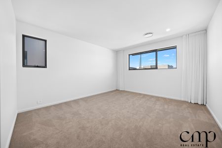 29 Mansfield Circuit, Gledswood Hills NSW 2557 - House For Rent | Domain - Photo 5