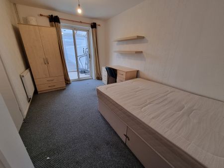 4 Bed Student Accommodation - Photo 4