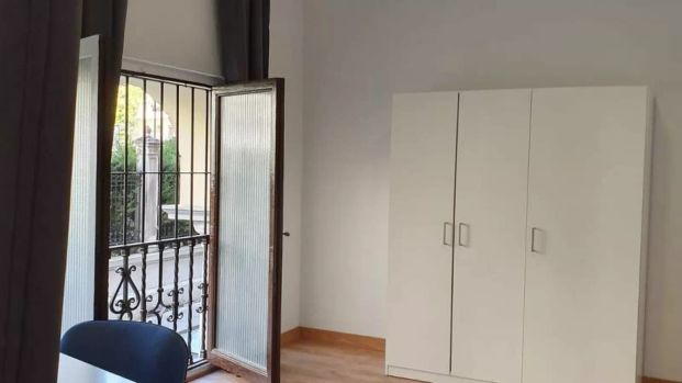 Room in a shared 7-bedroom apartment for rent in Centro-Sagrario, professionals only - Foto 1